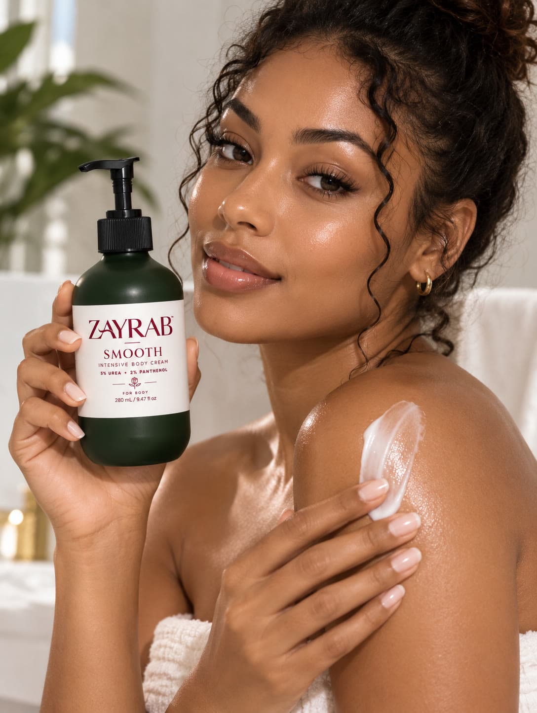 Model applying ZAYRAB SMOOTH Intensive Body Cream